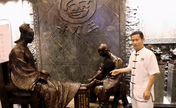 修脚师鲁可水:从业30年,用万人脚皮作画,富豪出20万被拒