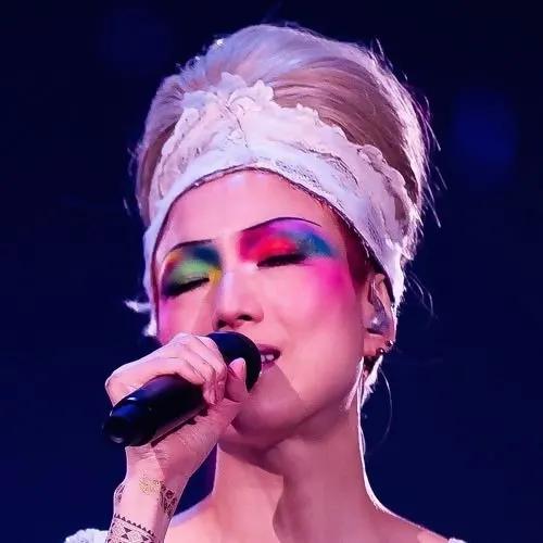 和49岁的她比，流量们的努力好廉价