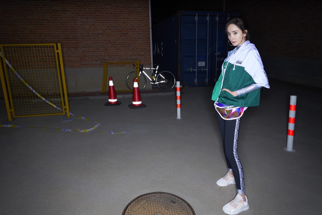 水原希子牛仔短裤,水原希子阿迪排扣短裤