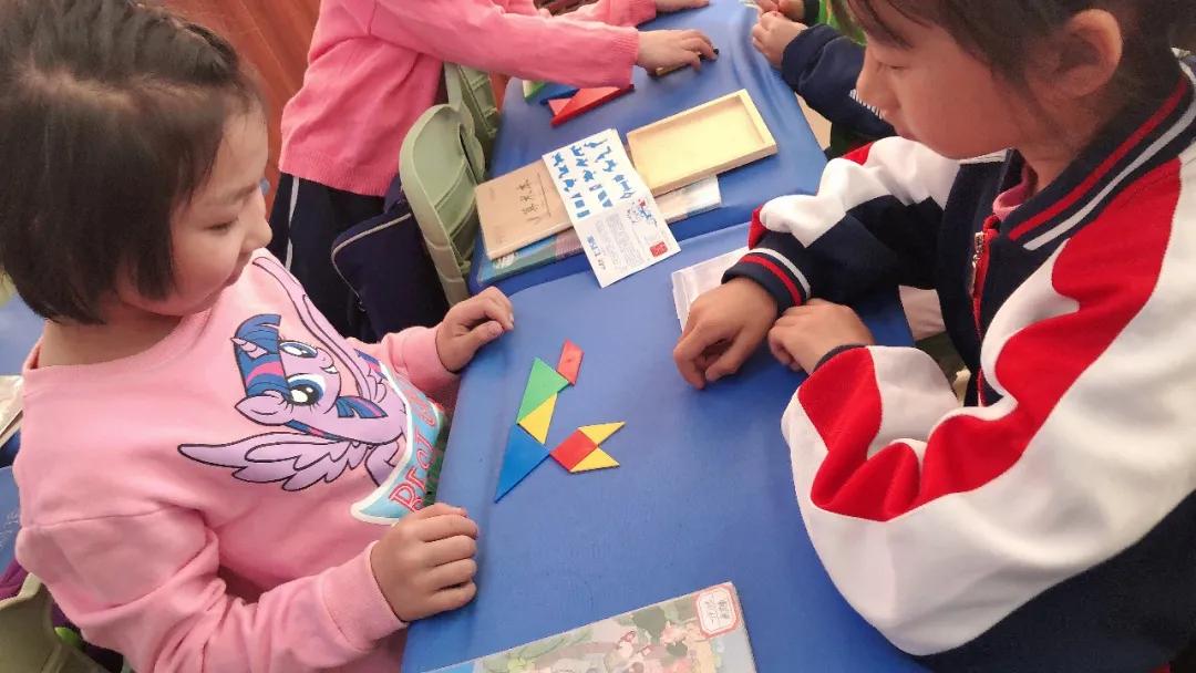 【寓教于乐】敕勒川绿地小学乌兰分校一年级开展​玩转七巧板趣味拼搭活动​