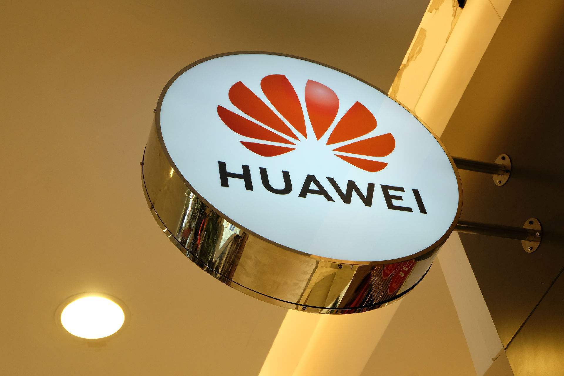 进击的华为！一不小心又成全球第一，同行慨叹华为就是“黑寡妇”