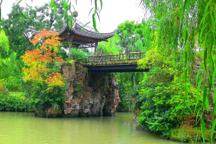 江南四大名城，南京、苏州、杭州家喻户晓，它却显得有些低调