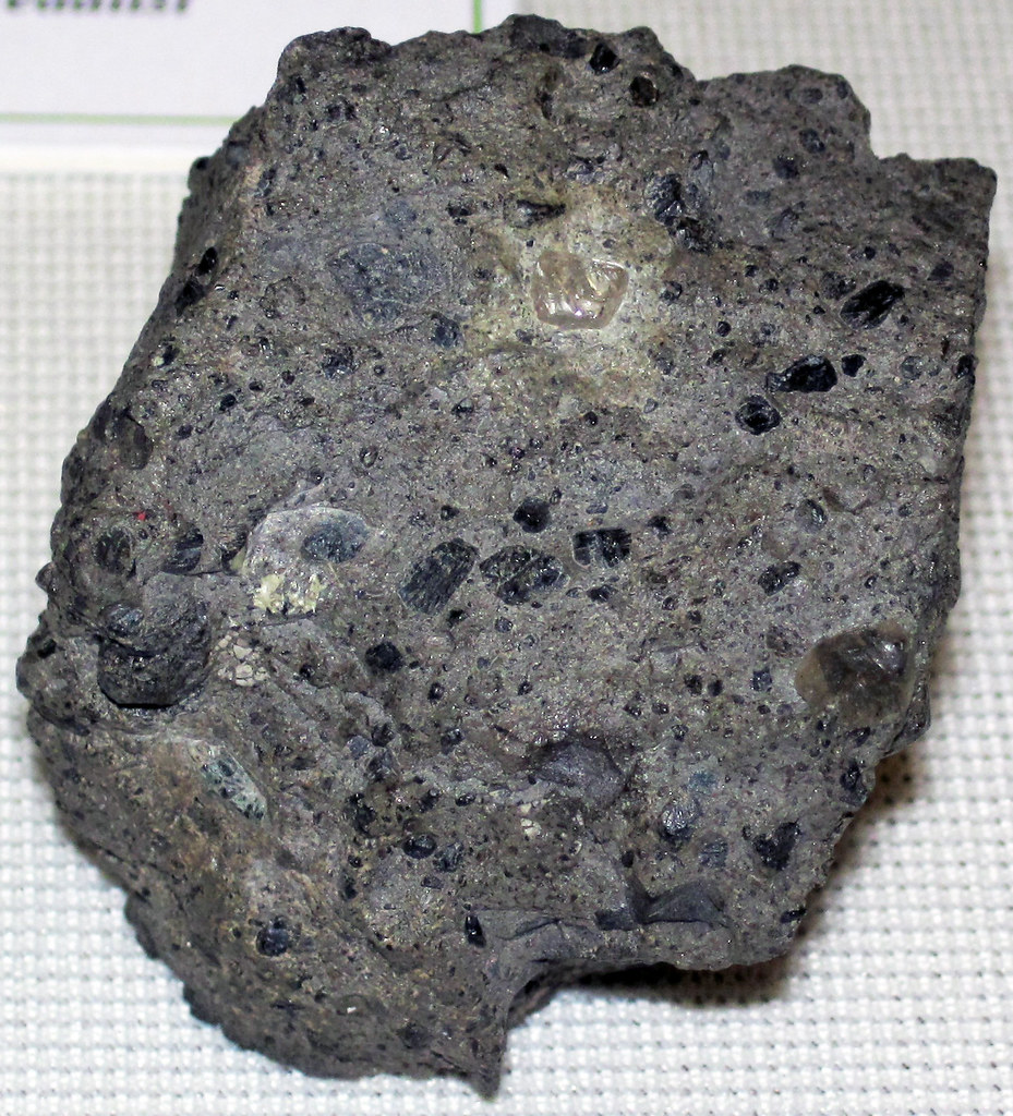 金伯利岩里的钻石图片,金伯利钻石工牌