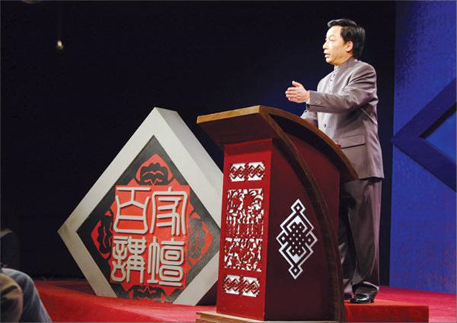 余秋雨自称不识易中天,那易中天因何会瞧不起余秋雨?