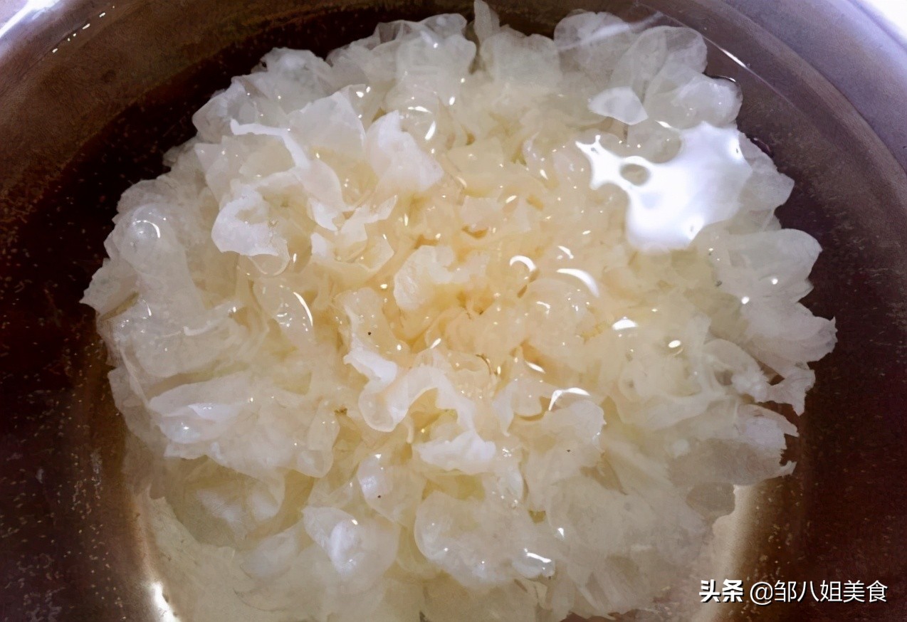 煮银耳汤提前一晚泡发怎么样,煮银耳要什么时候加西米