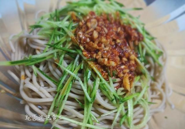 低脂零添加荞麦面皮好吃又筋道,纯荞麦面条的做法怎么和面可冷冻