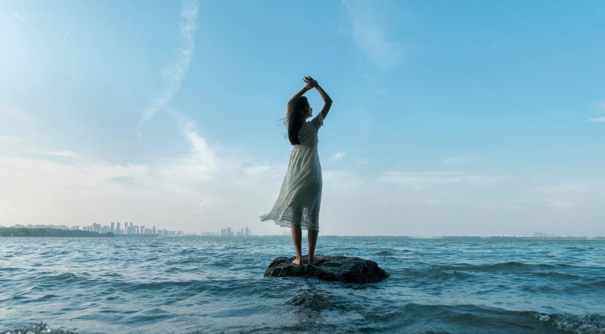 女孩子告诉你生病了该怎么做,女孩生病了如何高情商关心