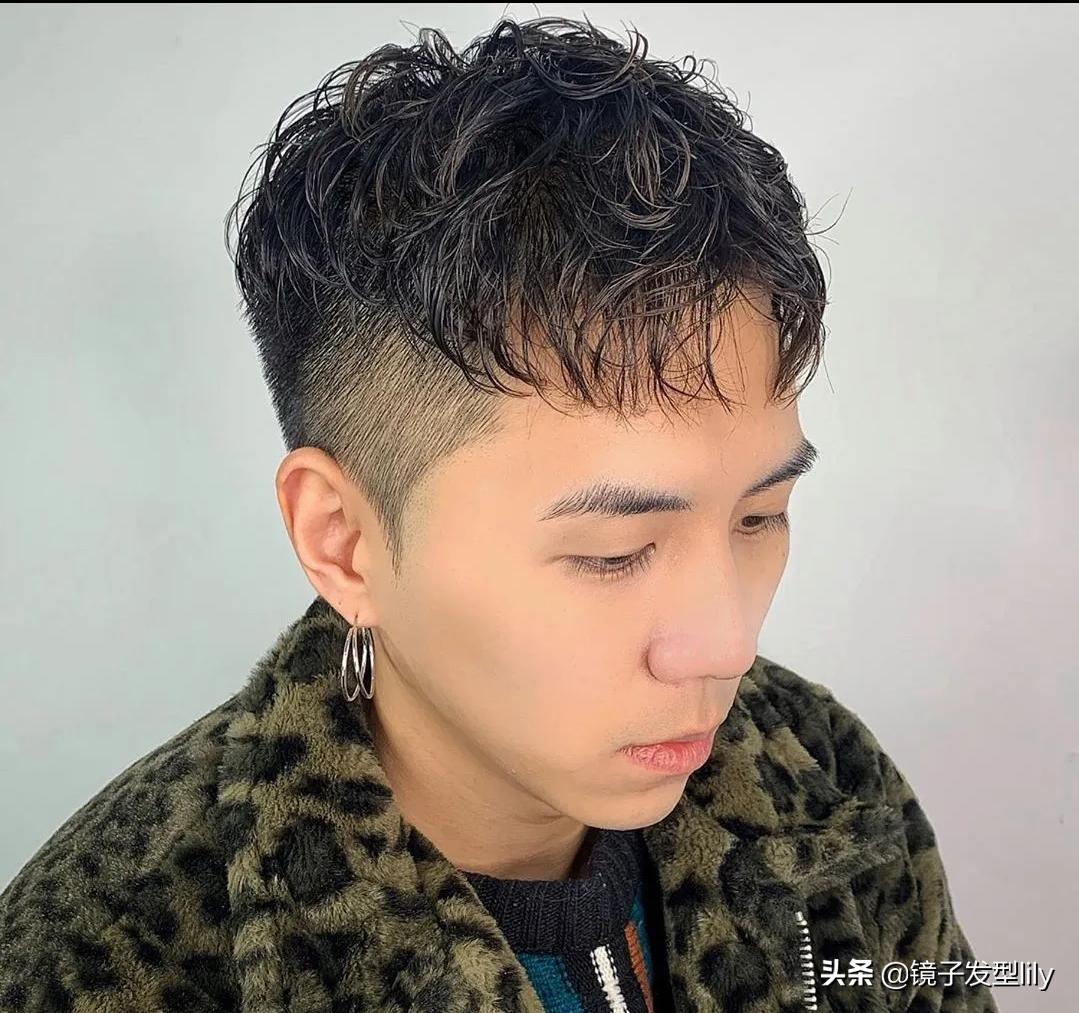 最新款流行剪头男发,男发这样剪时尚显年轻很有造型感