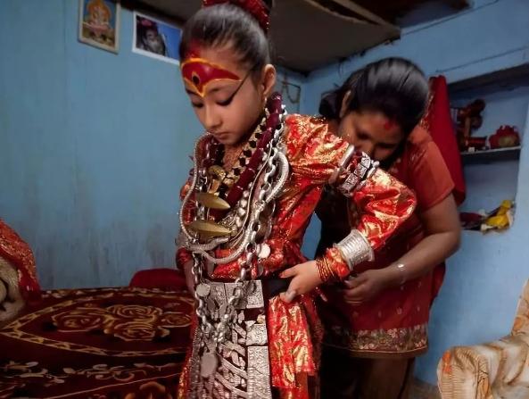 尼泊尔“活女神”双脚不能沾地，初潮就退位，无人敢娶