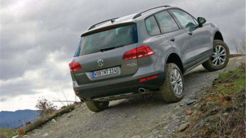 自动挡在上坡路堵车怎样行驶,自动挡上坡遇到塞车怎么开