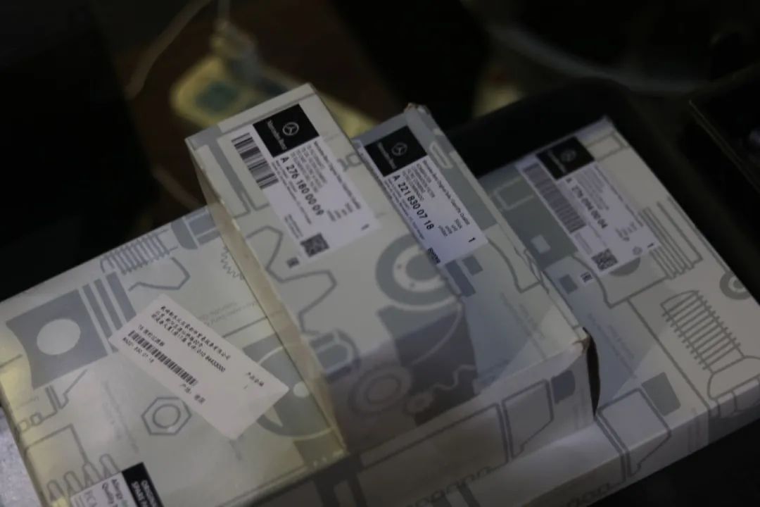 奔驰w221升级新款w222s450外观,老款奔驰w211e260翻新整备