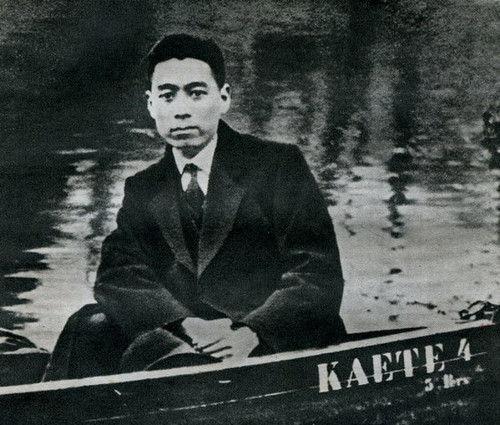 美国记者与周恩来握手，故意掏手帕不停擦手，周总理一招轻松反击