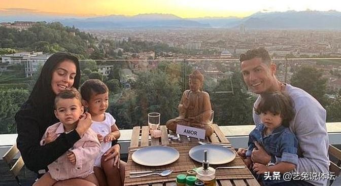 梅西被女球迷吻,上海大学女球迷偷吻梅西