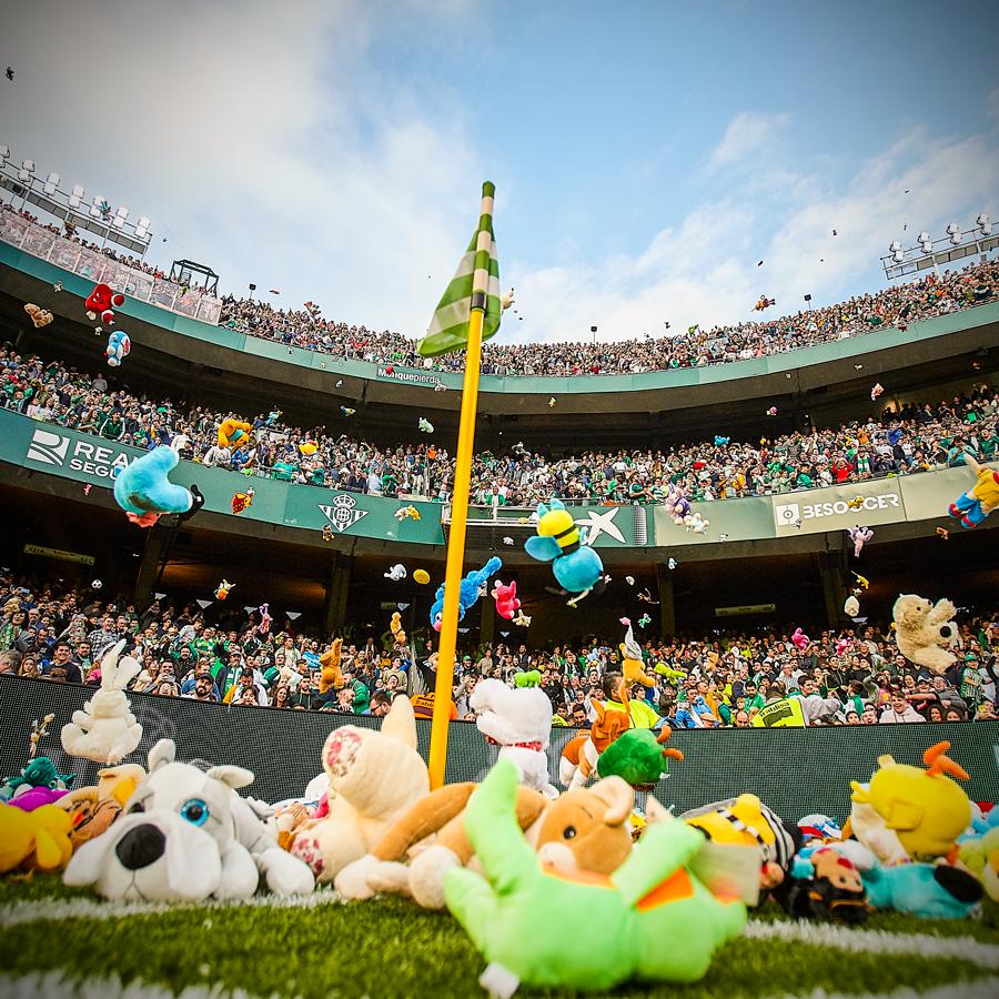 足球不仅仅是胜负！球场下起玩具雨，成千上万毛绒玩具落到球场内