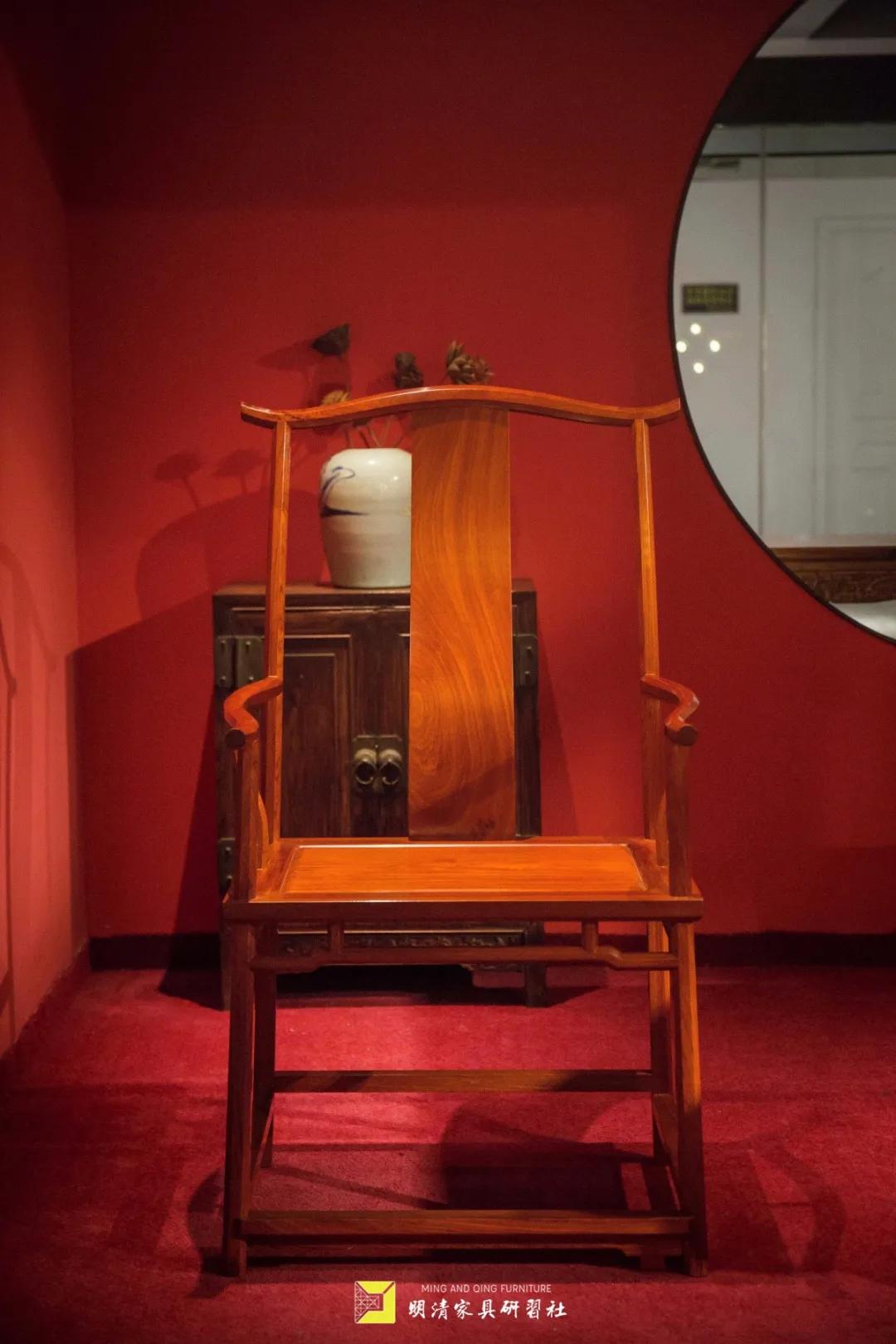 一张椅子风景图,一张好的官帽椅可以保证坐的舒适