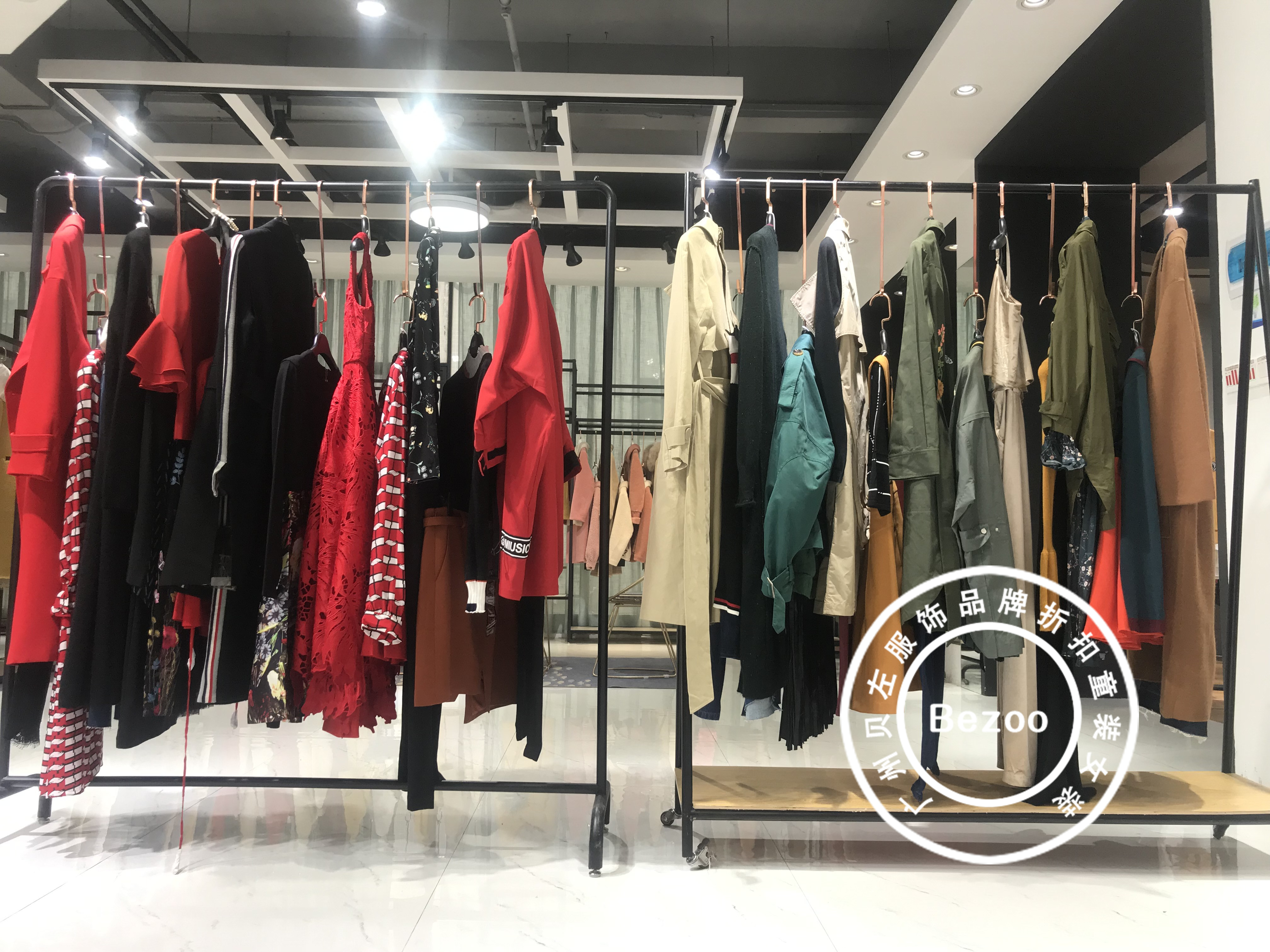 三彩的衣服最新款,三彩秋季新款实体店