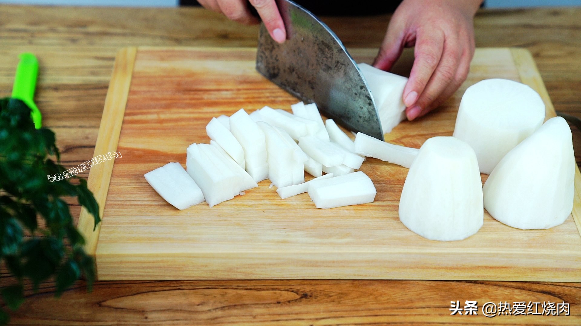 这小吃是湖北特产，加根白萝卜一起泡，又酸又辣还又脆，真好吃
