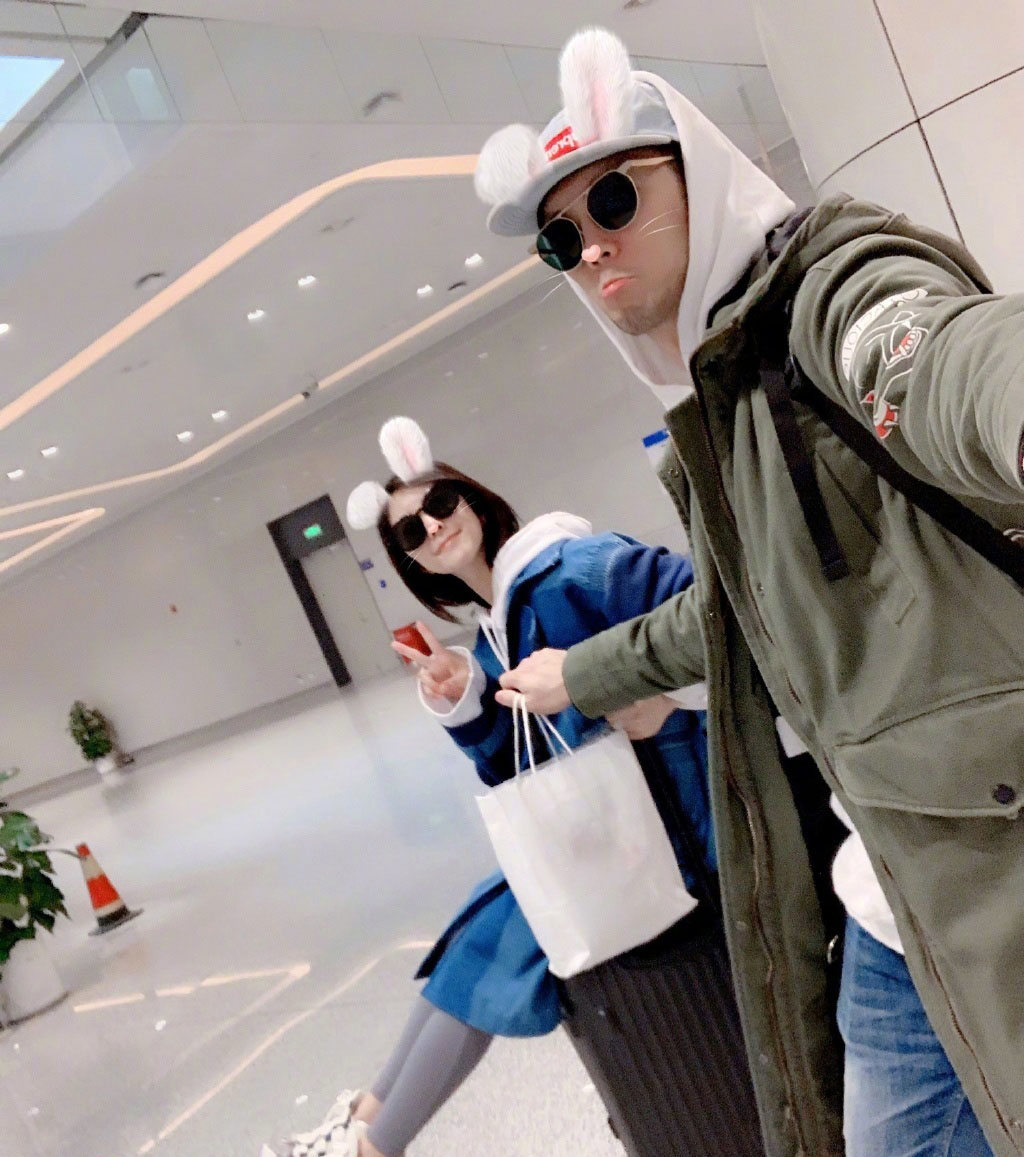 “宅男女神”官宣恋情，身穿湛蓝大衣搭白卫衣，依旧甜美可人