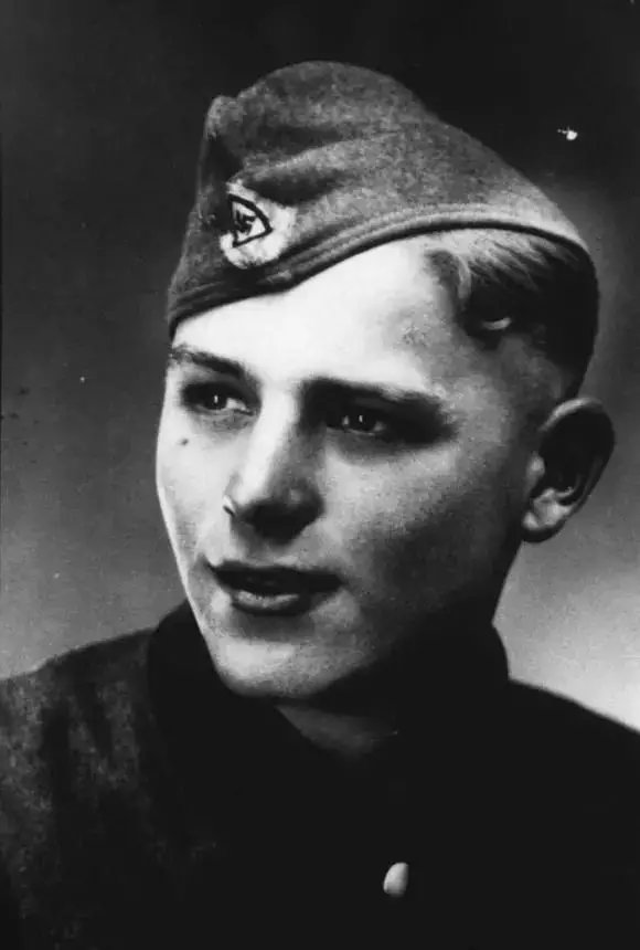 《冒牌上尉》：19岁少年逃兵的刽子手生涯，极权主义下的人性拷问