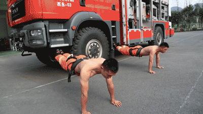 消防员训练震撼的场景,消防员基础体能训练动作大全