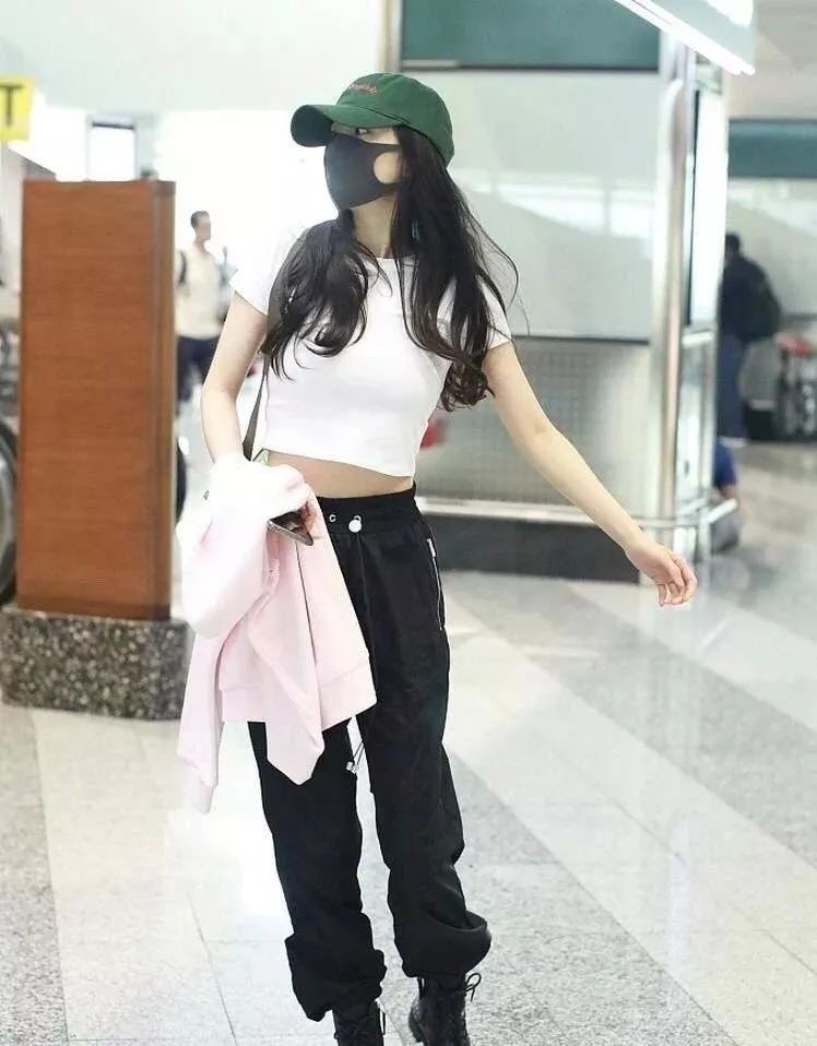 baby大秀事业线肋骨尽显瘦脱相,baby瘦胸前肋骨