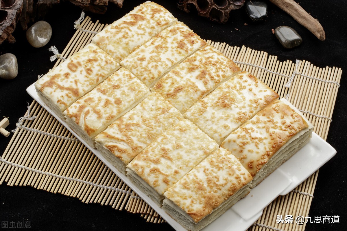 小伙摆摊卖千层饼,小伙摆摊卖鸡蛋饼三年