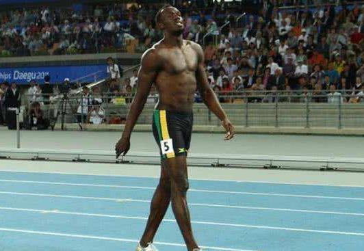 他被誉为体坛最强怪物，是世界上最快的男人，女友才1米5，