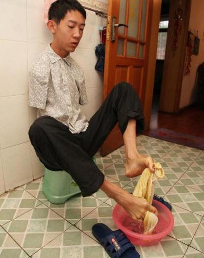 无臂高考少年彭超,无臂少年彭超