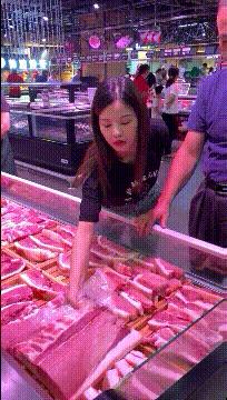 搞笑GIF开心一刻：你这日子不容易，吃大米粥配食盐