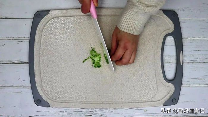 宝宝小米粥放什么可以解决便秘 (宝宝便秘煮粥搭配什么给宝宝吃)