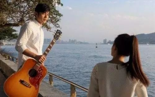 听完周杰伦的歌也该释怀,听周杰伦的歌就像谈了恋爱