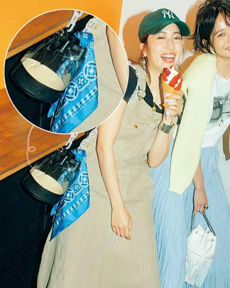 一条方丝巾怎么穿出时尚,素色丝巾的系法大全简单又好看