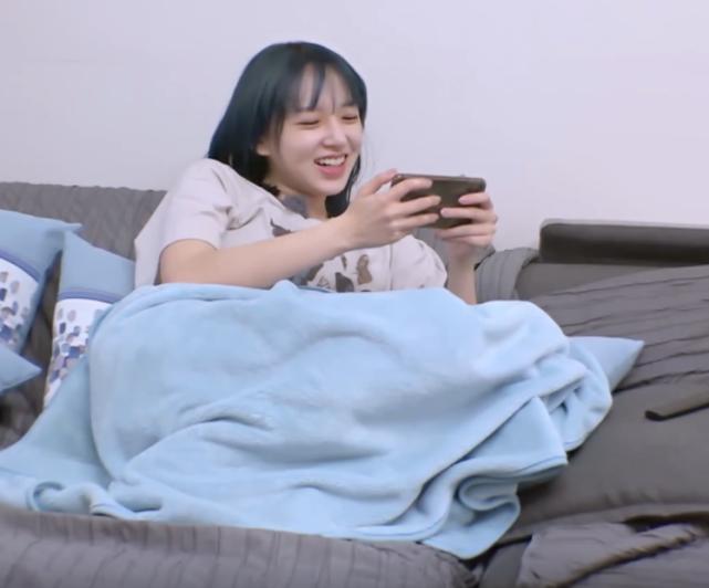 都说明星的衣服多，看到程潇的衣柜，很多普通女生都比她挂的满