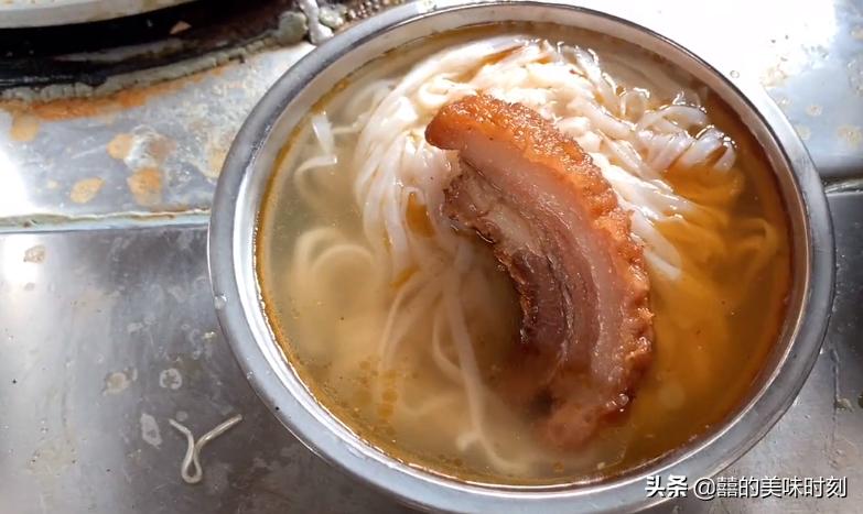 广西大姐乡镇卖小吃1元1个月入6万,大姐摆摊卖独特小吃1天卖出400碗