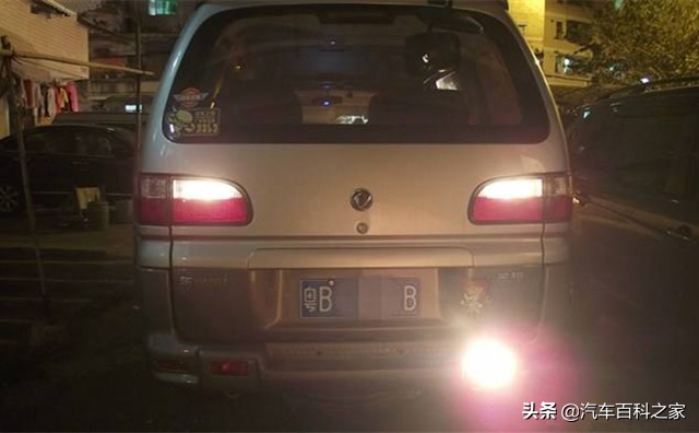 倒车时怎么很好的观察周围情况,晚上开车倒车视线很差怎么解决