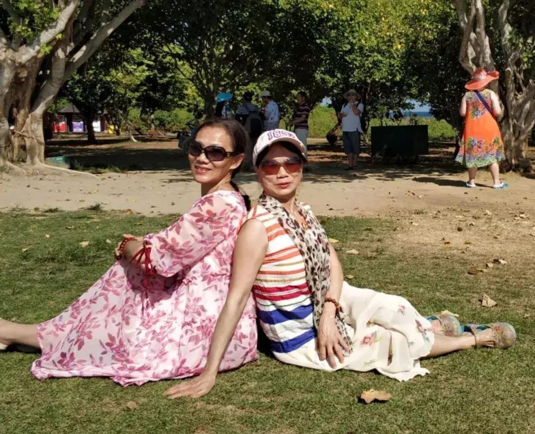 大妈拍照经典15个动作图片,大爷大妈经典拍照动作