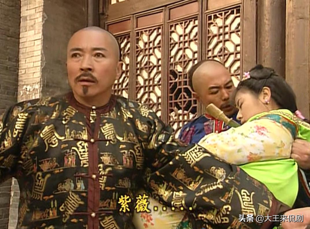 紫薇眼睛瞎了皇上派福伦找到紫薇,紫薇替皇上挡刀知府来救驾