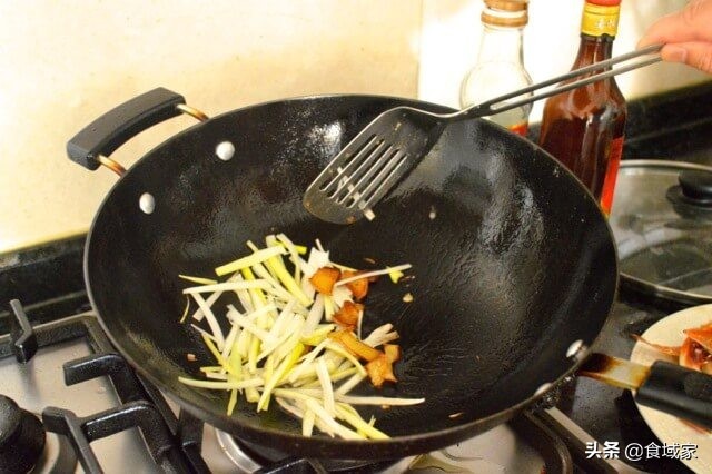 葱姜炒螃蟹虾的家常做法,炒葱姜螃蟹的家常做法