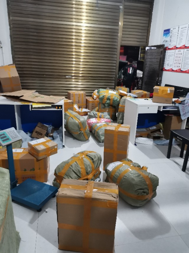 快递员送快递一个月能挣多少钱,快递员大概一个月能挣多少钱