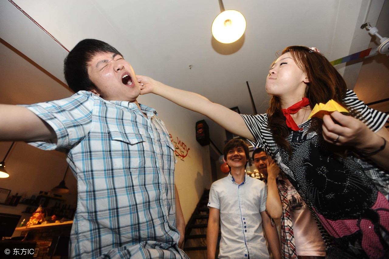 小宝宝眼屎多还伴有咳嗽,宝宝眼球上有红色斑点眼屎多