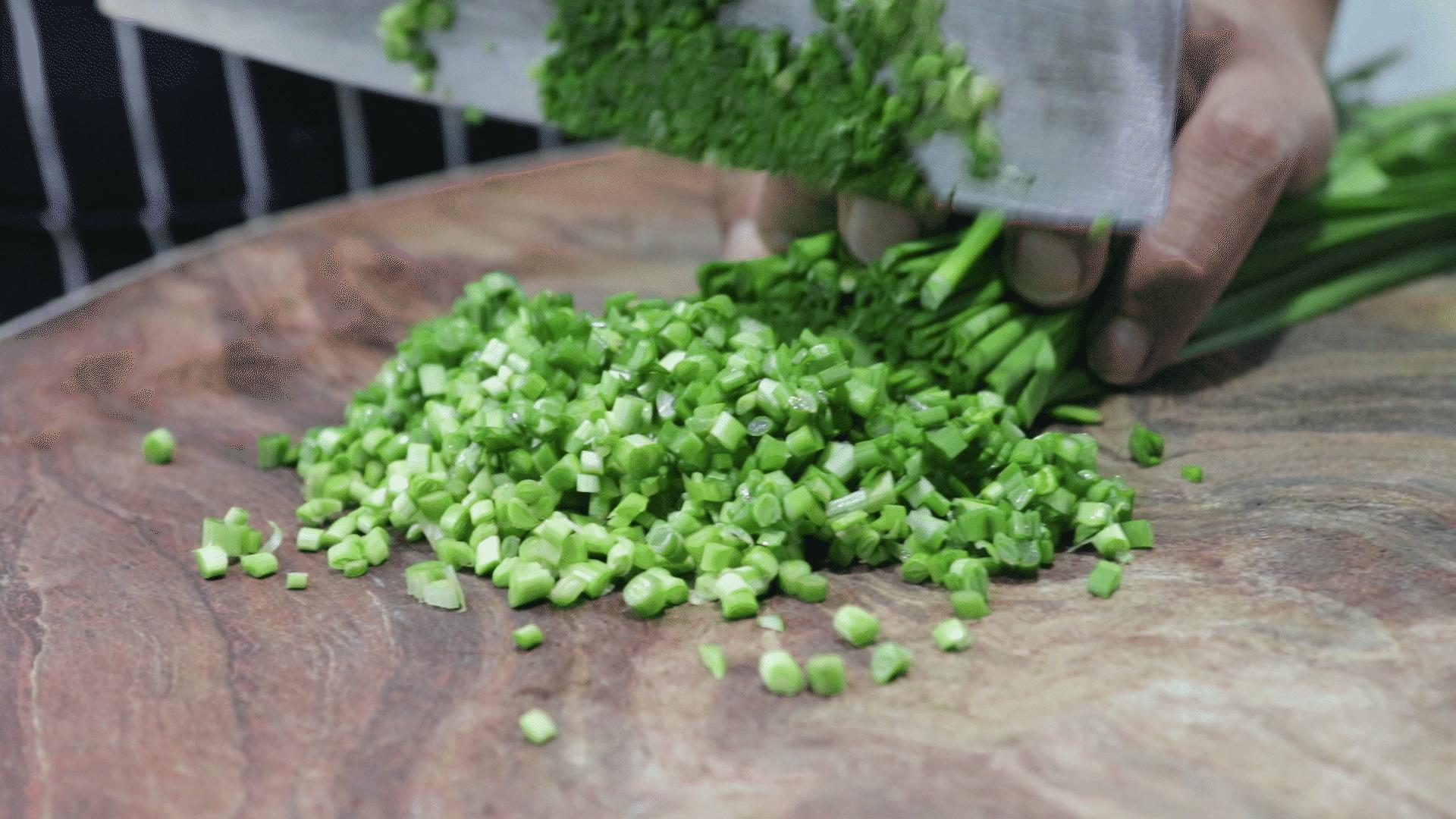 韭菜鸡蛋饼的家常做法简单又好吃,韭菜鸡蛋饼的新吃法视频教程