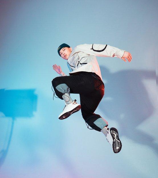 鸿星尔克奇弹3.0碳板跑鞋测评,鸿星尔克天枢奇弹黑色版如何发光