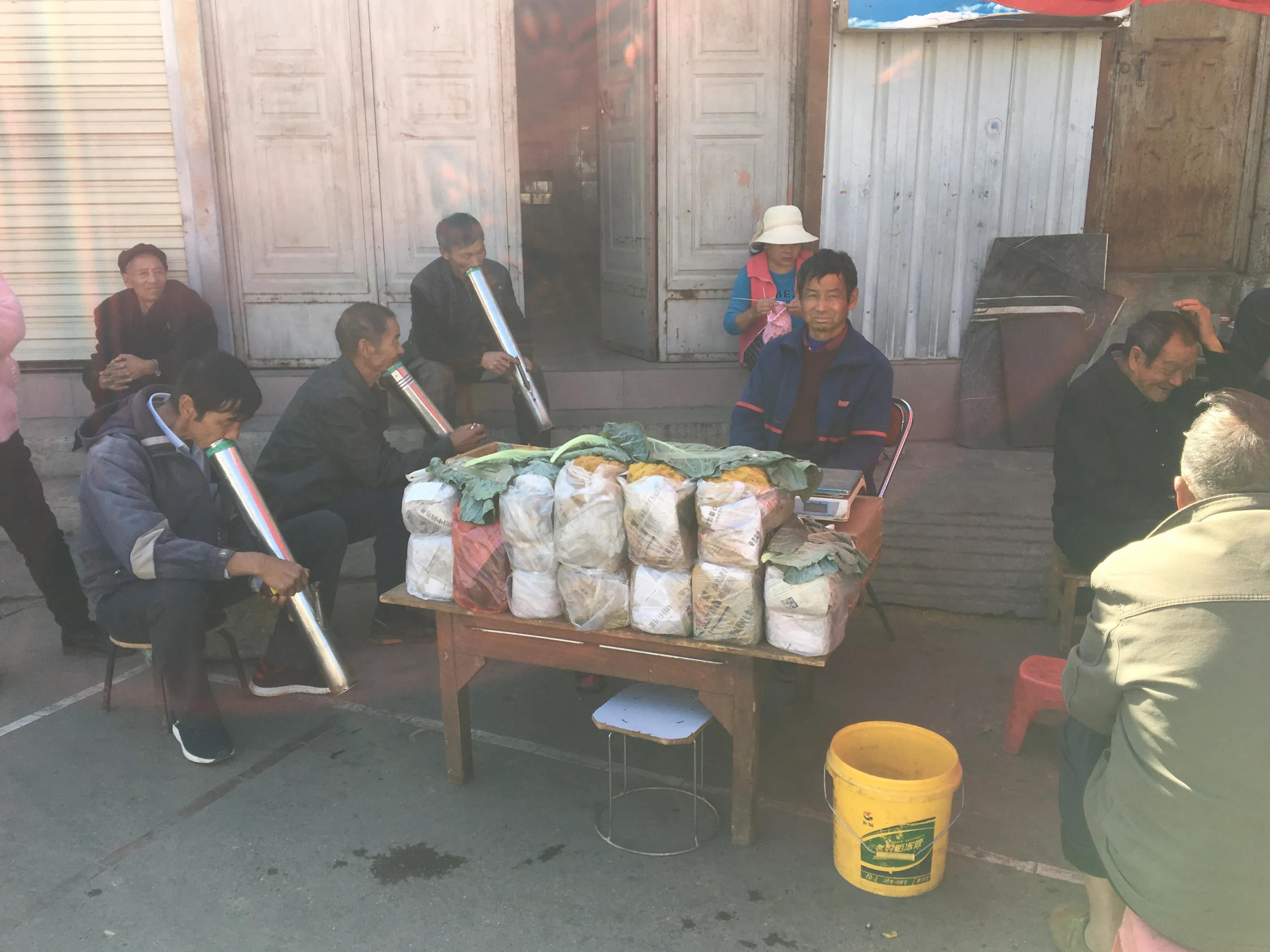 云南人抽烟,云南人抽烟方式