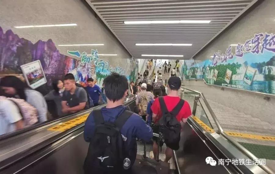 地铁站务员上班真实工作情况,北京地铁站务员的一天