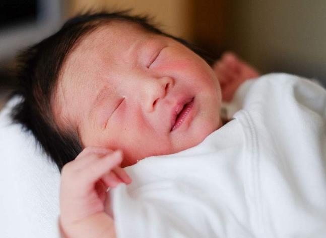 宝宝睡觉时突然偷笑是什么原因,宝宝睡着后总抿嘴巴是怎么回事