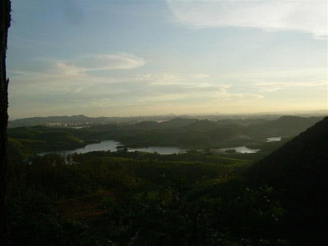 一个骑摩托车的钓鱼人，还真不是为了钓鱼