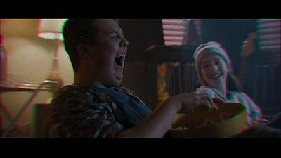 他来了他来了带着快递走来了,他来了他来了戴着墨镜