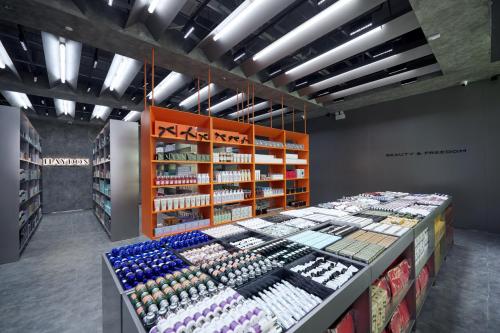 直播行业的崛起实体店该何去何从,网红直播卖货和实体店未来趋势