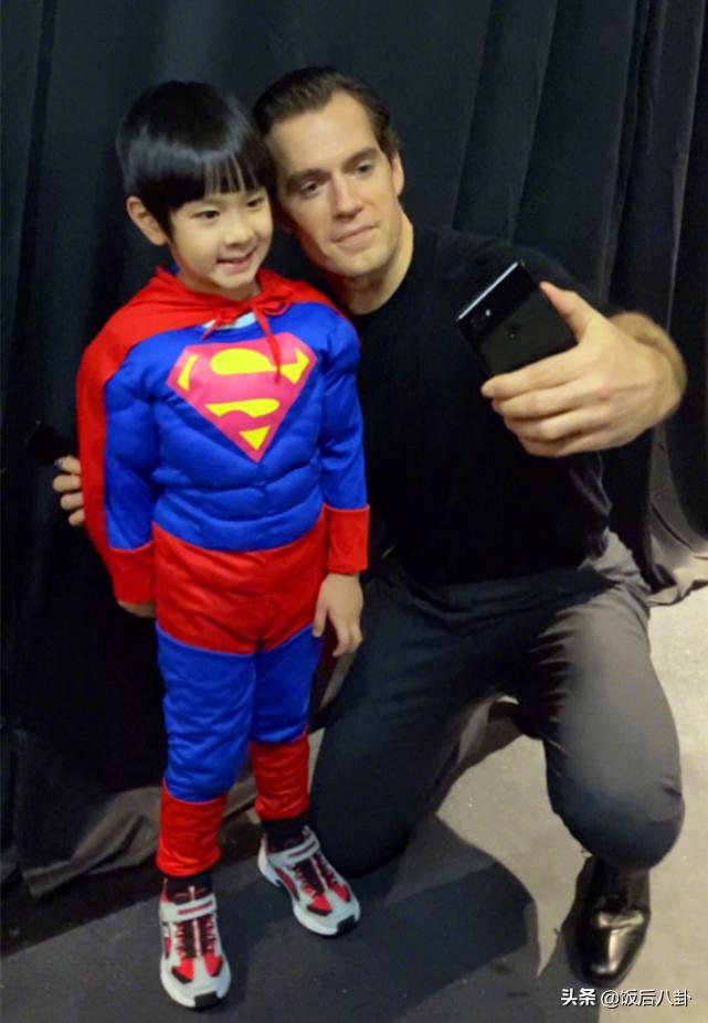 吴尊儿子写真图片,吴尊带儿子与偶像max合影