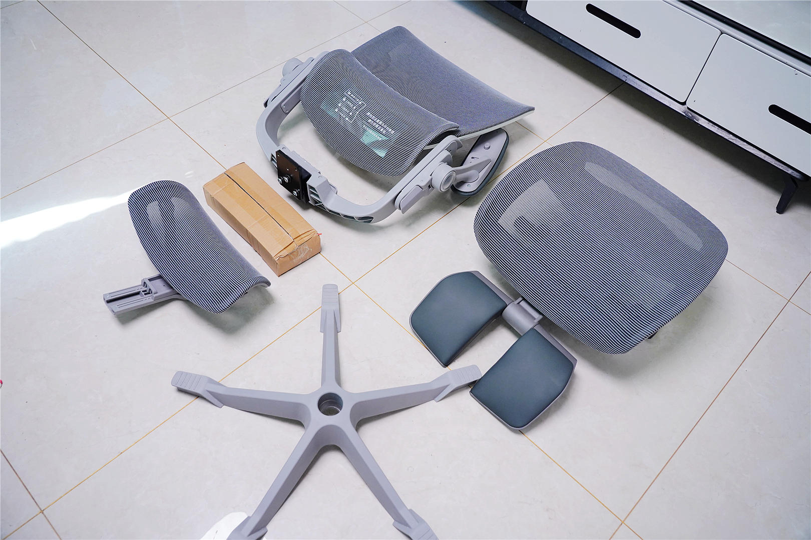 缓解疲劳，降低久坐危害，请选择网易严选3D悬挂腰靠人体工学转椅